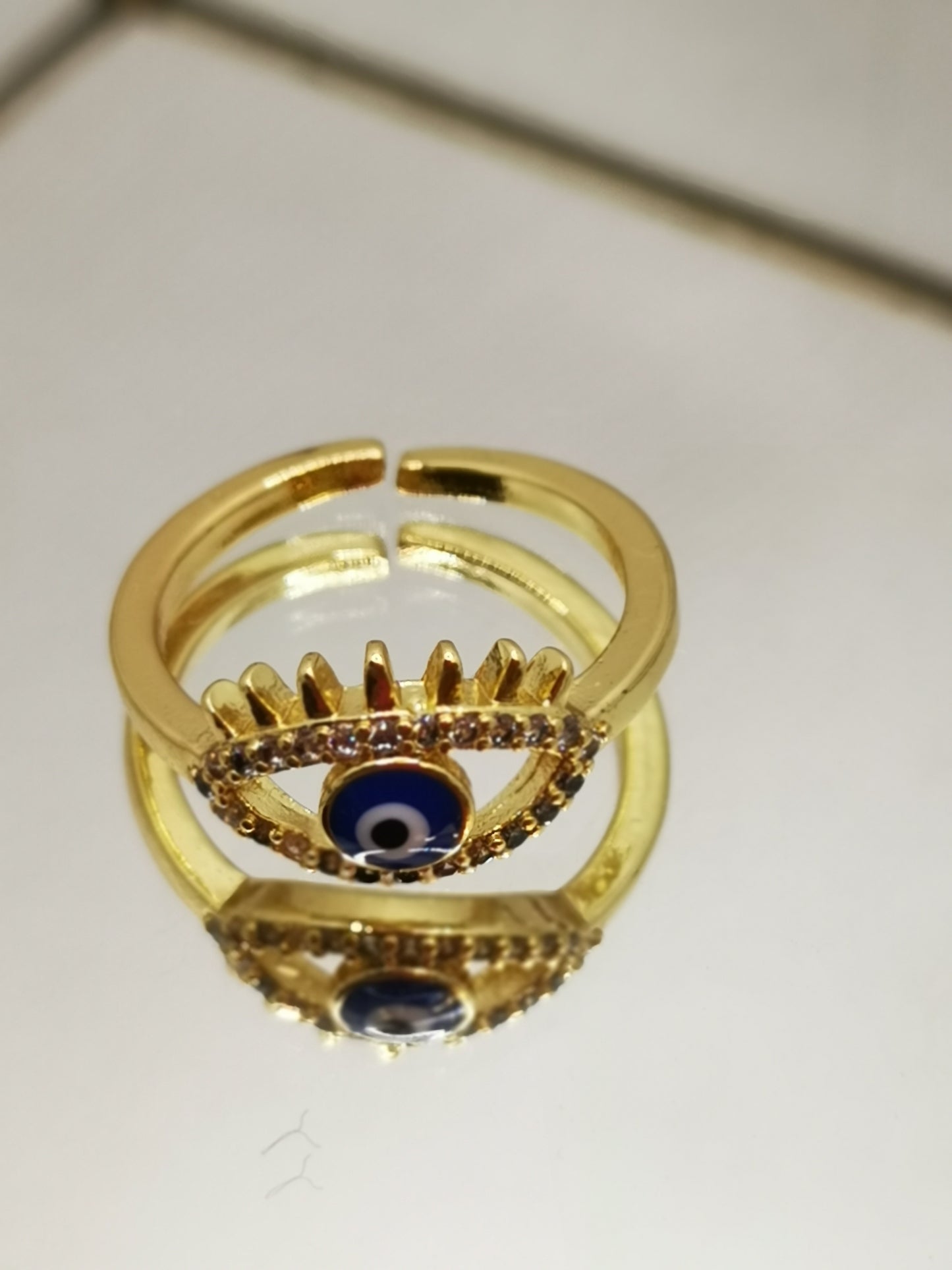 Anillo dorado ojo turco con cristales de colores