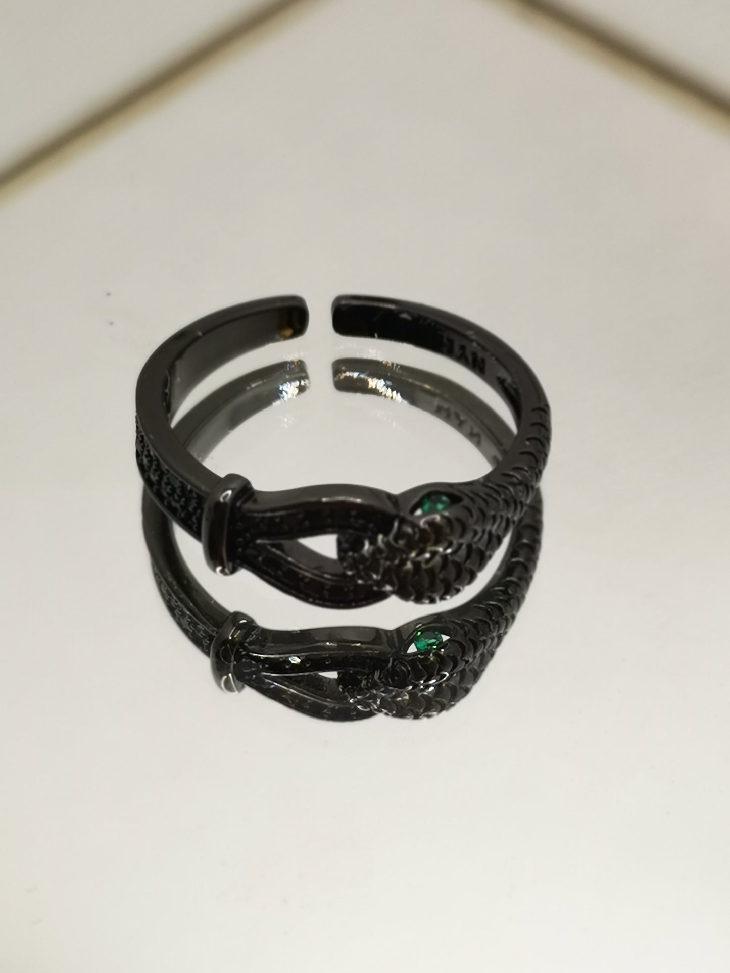 Anillo serpiente piedras negras CH