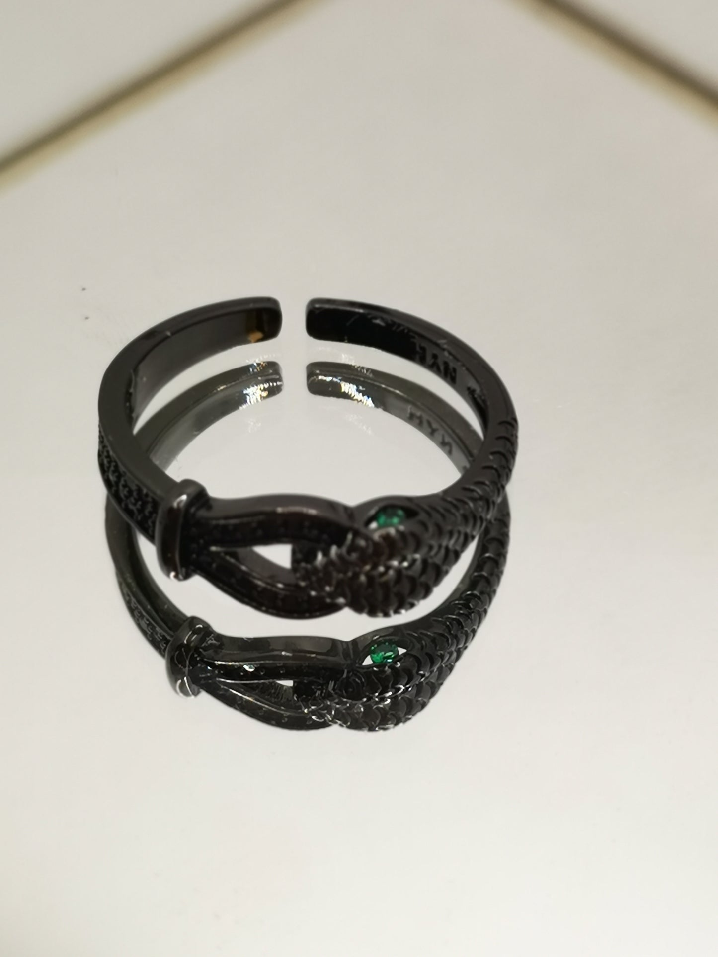 Anillo serpiente piedras negras CH